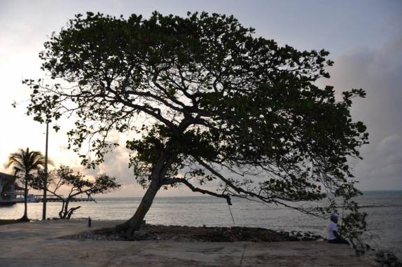 O dia nasce no cais de San Andrés, ilha colombiana no Caribe